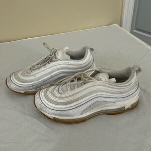 Nike AirMax white size 8 needs to be cleaned